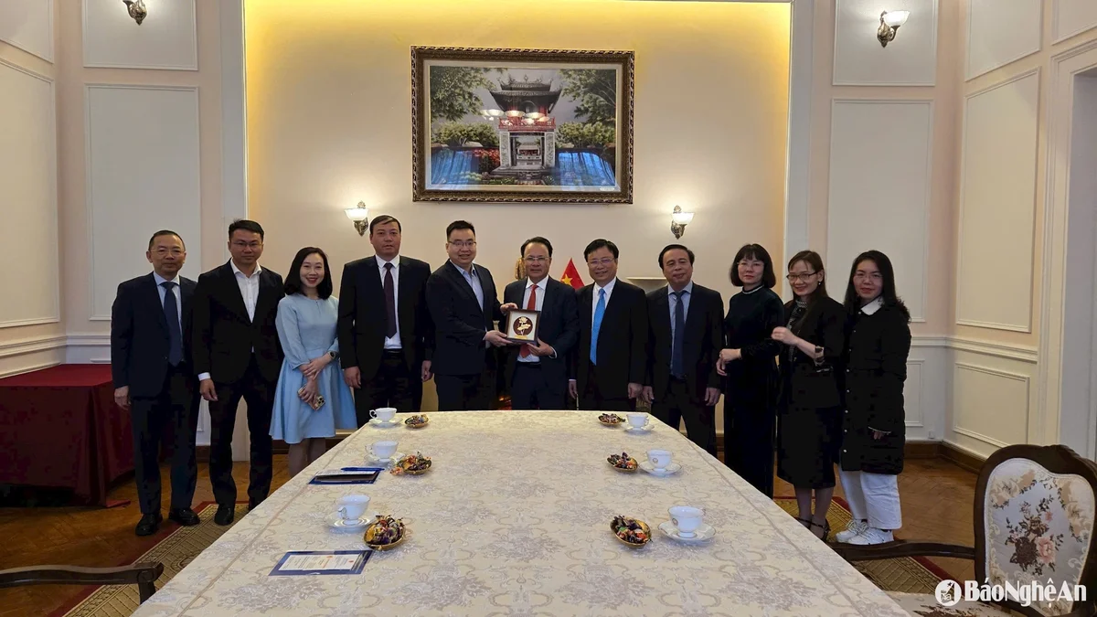 bna_-cac-dai-bieu-chup-anh-luu-niem-tai-cuoc-lam-viec-tai-dai-su-quan.jpg