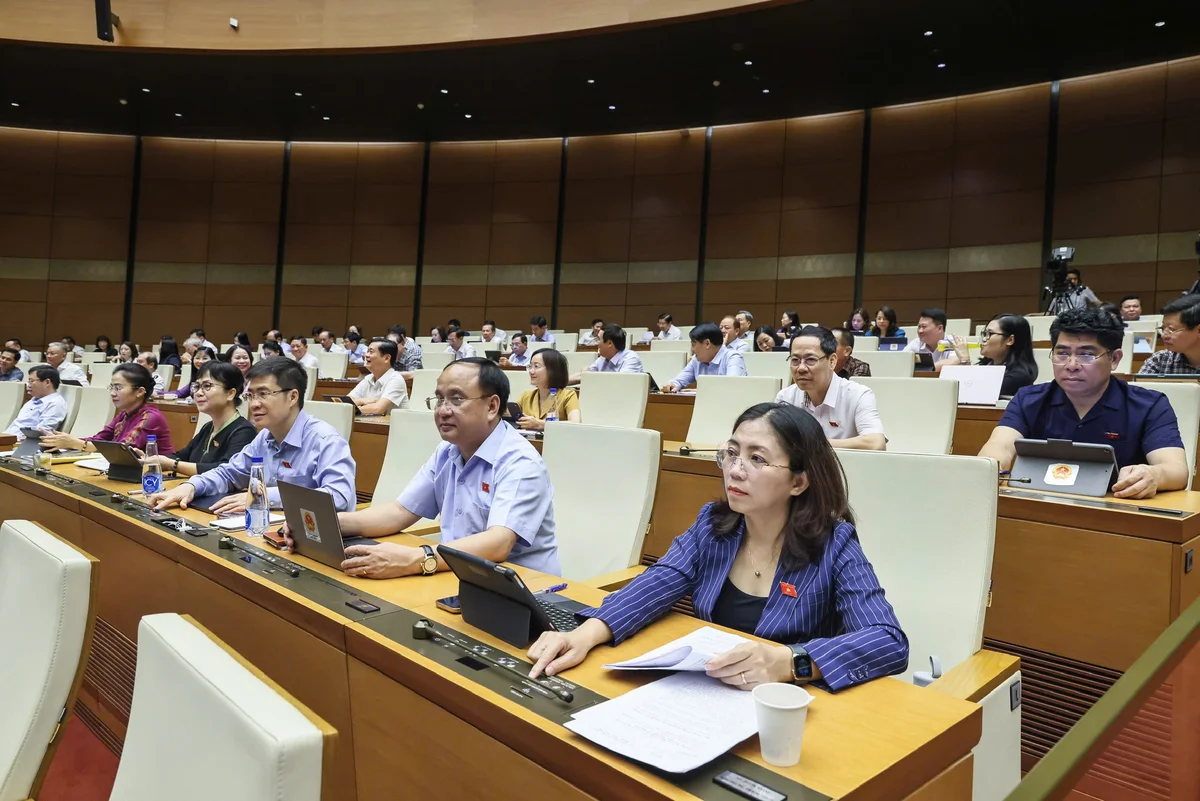 Đại biểu Quốc hội biểu quyết thông qua Nghị quyết về việc rút ngắn nhiệm kỳ Quốc hội khóa XV và Hội đồng nhân dân các cấp nhiệm kỳ 2021-2026; Ngày bầu cử đại biểu Quốc hội khóa XVI và đại biểu Hội đồng nhân dân các cấp nhiệm kỳ 2026-2031. (Ảnh: THỦY NGUYÊN)