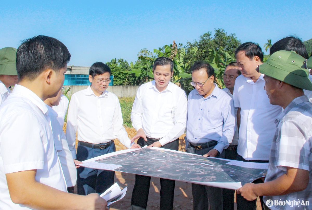 bna_-can-bo-ubnd-thi-xa-hoang-mai-bao-cao-voi-doan-giam-sat-cua-hdnd-tinh-lien-quan-den-viec-thuc-hien-cac-kien-nghi-cua-cu-tri-lien-quan-den-dau-tu-xay-dung.jpg