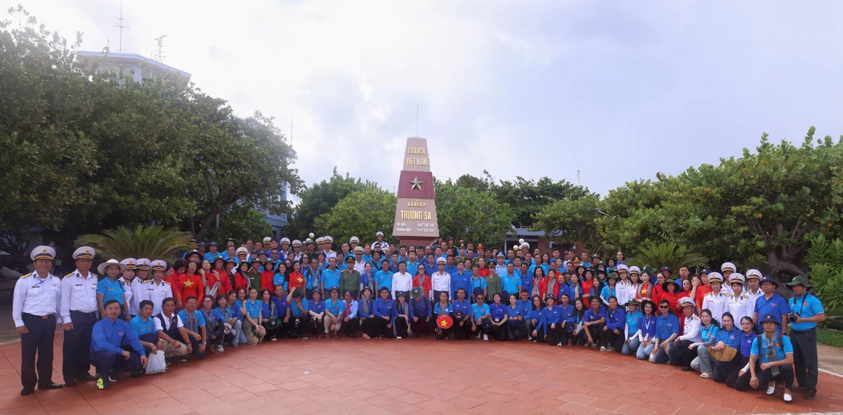 bna_doan-dai-bieu-tinh-nghe-an-chup-anh-tai-dao-truong-sa.jpg