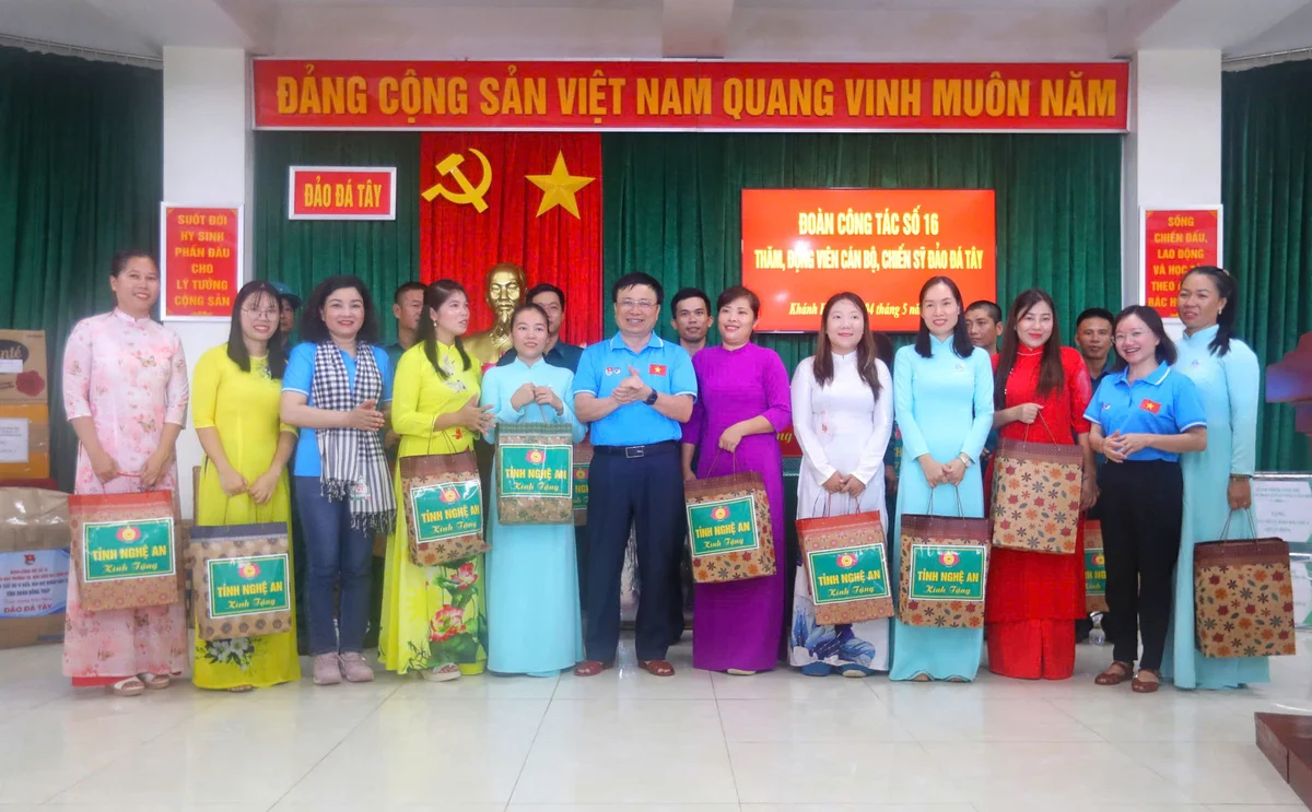 bna_doan-dai-bieu-tinh-nghe-an-tang-qua-cho-cac-ho-dan-tren-dao-da-tay.jpg