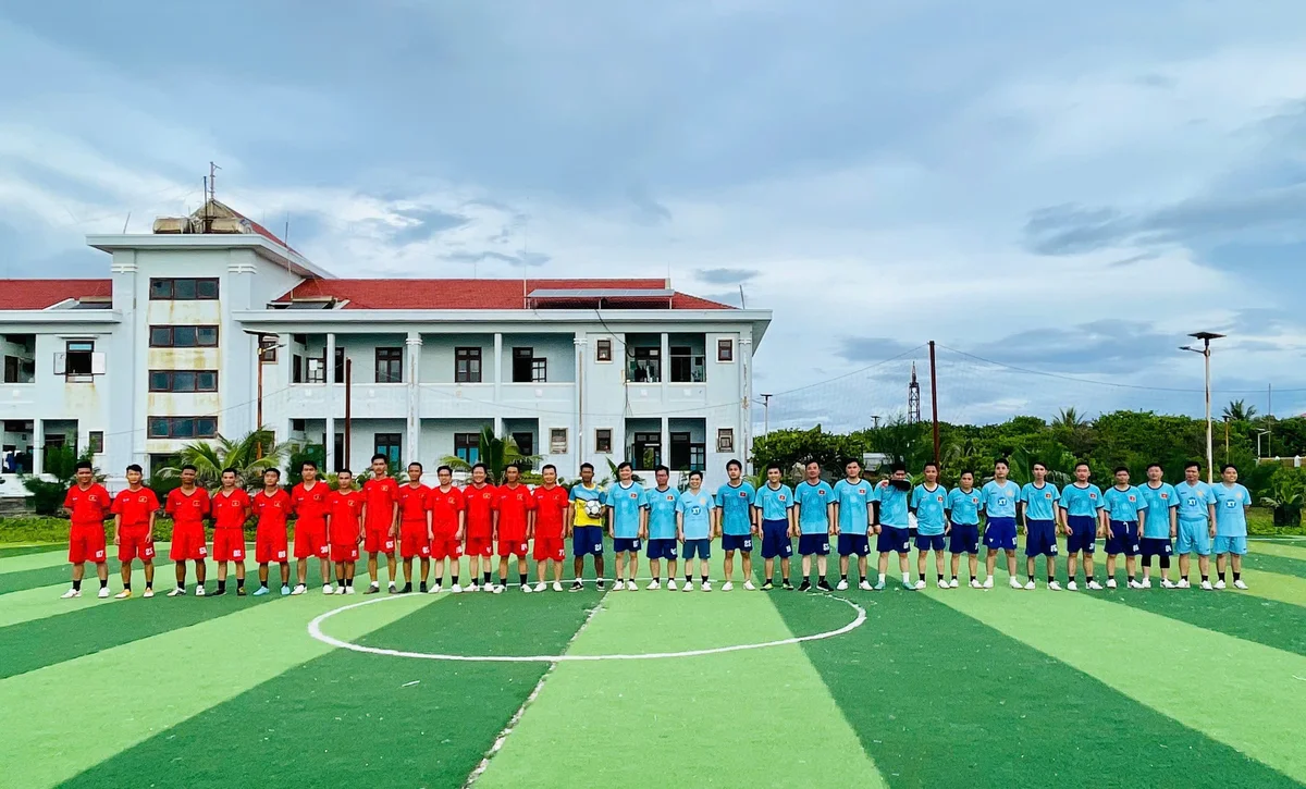 bna_giao-huu-bong-da-voi-quan-dan-tren-dao-truong-sa.jpg
