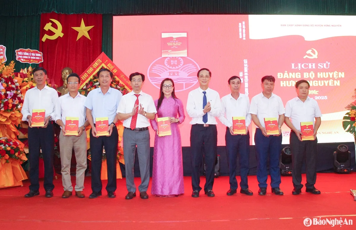 bna_-cac-dong-chi-nguyen-truong-giang-bi-thu-huyen-uy-va-nguyen-truong-phi-pho-bi-thiw-.jpg