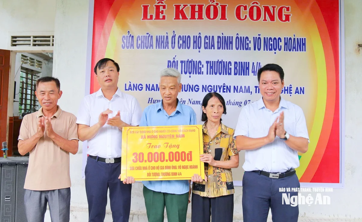 bna_-lanh-dao-xa-hung-nguyen-nam-trao-ho-tro-sua-chua-nha-o-cho-nguoi-dan.jpg