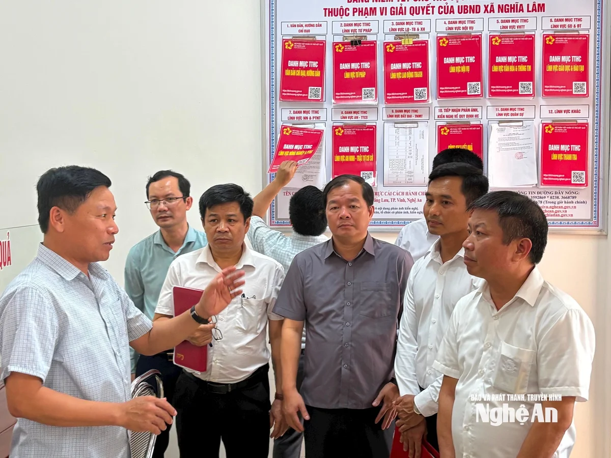bna_trao-doi-voi-can-bo-xa-nghia-lam.jpeg