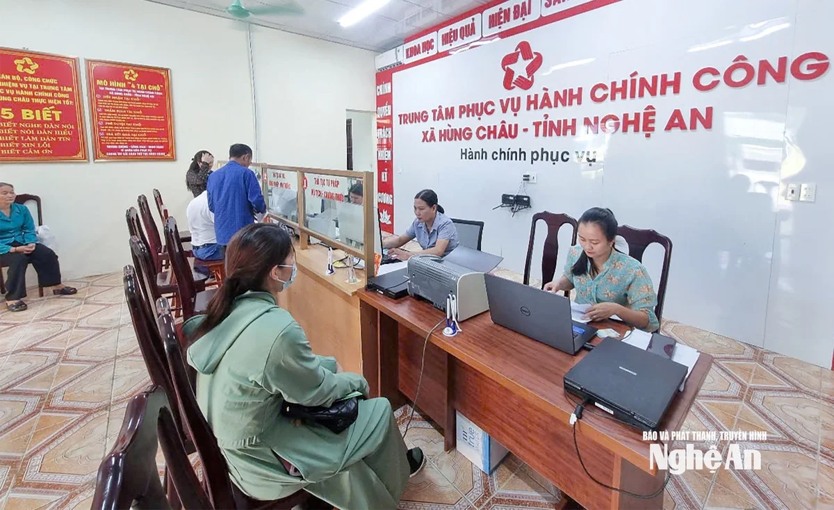 bna_-trung-tam-phuc-vu-hanh-chinh-cong-xa-hung-chau-to-chuc-tiep-nhan-giai-quyet-thu-tuc-hanh-chinh-cho-nguoi-dan-trong-ngay-thu-bay.-anh(1).jpg