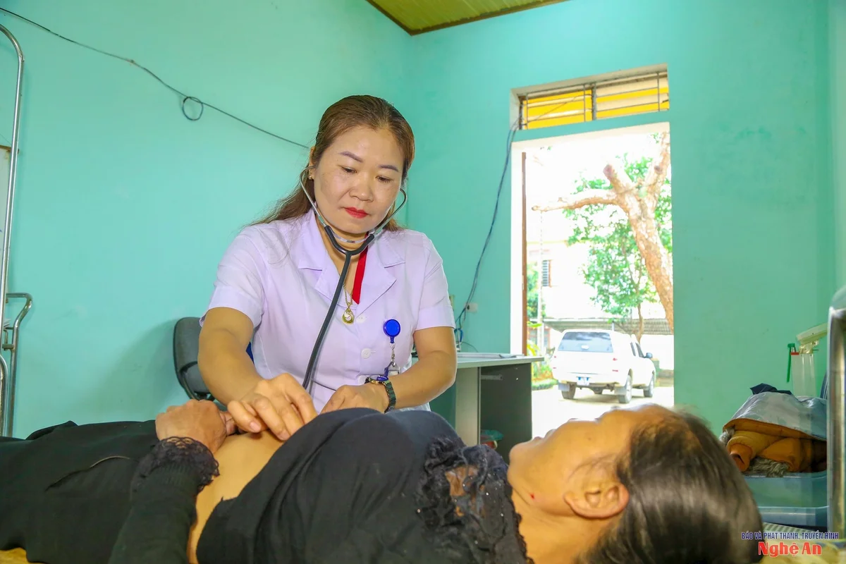 bac-si-le-thi-quynh-giang-luon-an-can-tham-kham-ky-cang-cho-nguoi-benh-3-.jpg