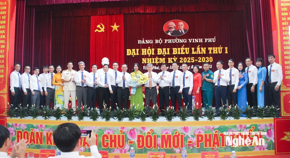 bna_-lanh-dao-ban-to-chuc-trung-uong-va-tinh-uy-nghe-an-tang-hoa-chuc-mung-ban-chap-hanh.jpg