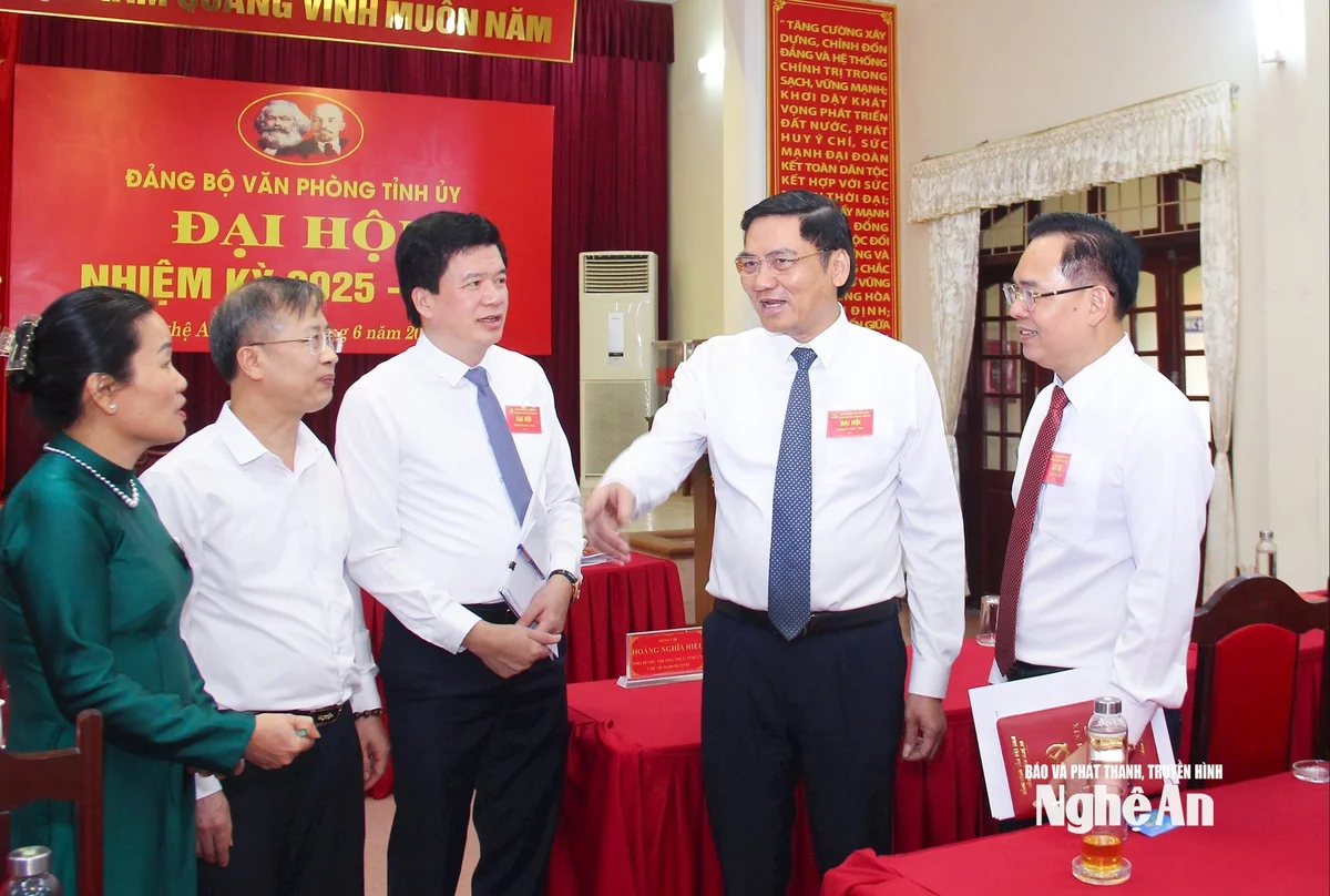 bna_-dong-chi-hoang-nghia-hieu-trao-doi-voi-cac-dai-bieu-sau-dai-hoi-dang-bo-van-phong-tinh-uy.-anh-mai-hoa-1-639579d944d8a55dcc00b72266611736.jpg