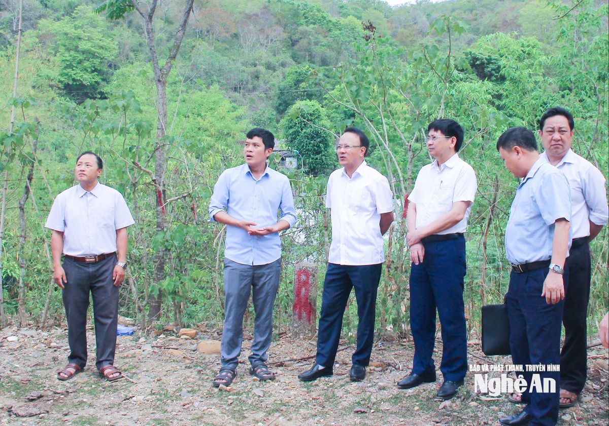 bna_-1doan-cong-tac-cua-hdnd-tinh-khao-sat-du-an-xay-dung-ha-tang-khu-tai-dinh-cu-cho-nguoi-dan-bi-anh-huong-do-thien-tai.-anh-mai-hoa.jpg