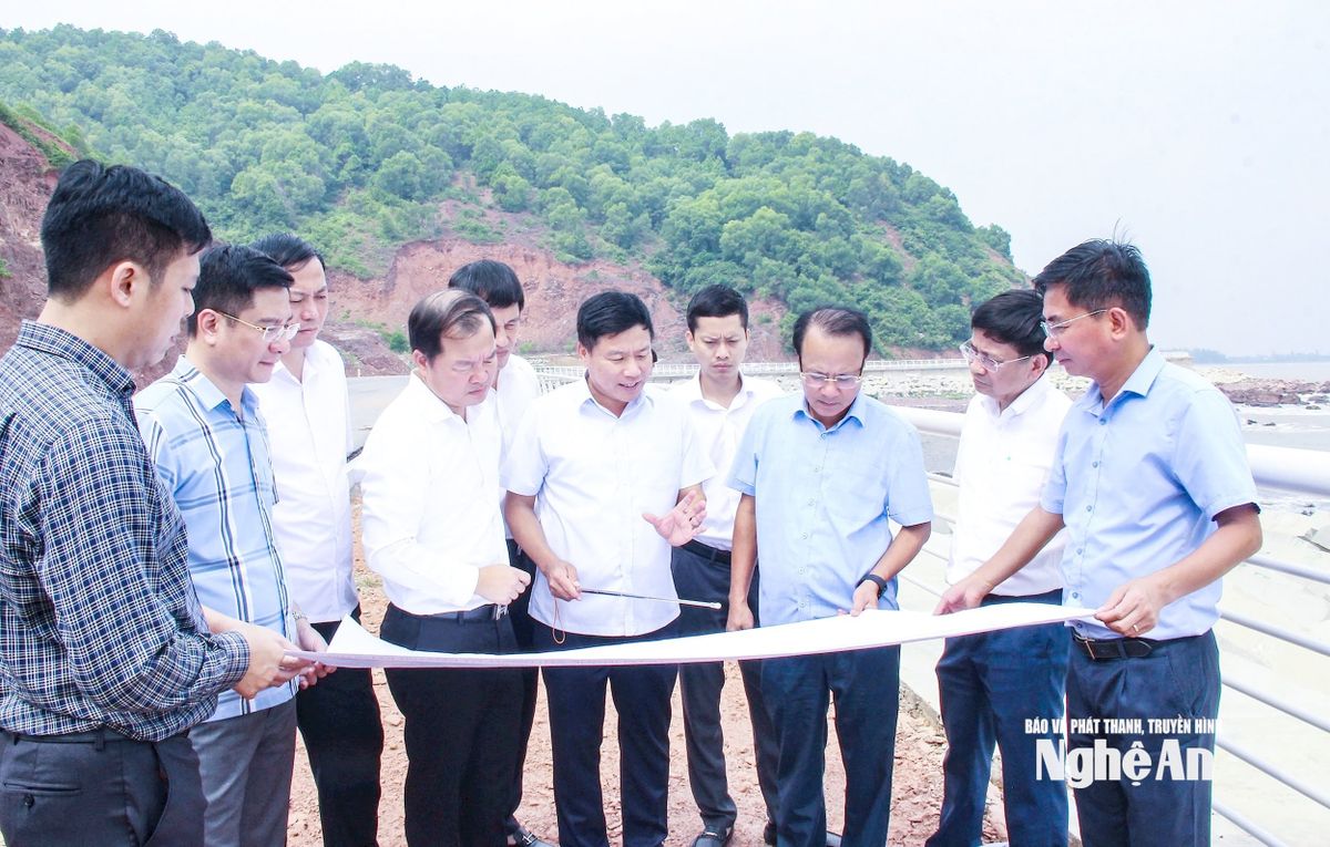 bna_-lanh-dao-hdnd-ubnd-tinh-cung-so-xay-dung-kiem-tra-tuyen-duong-ven-bien-doan-qua-huyen-dien-chau.-anh-mai-hoa.jpg