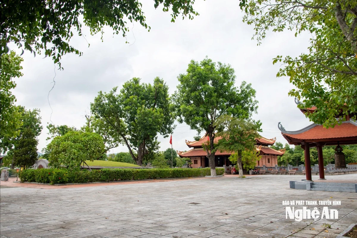 khu-mo-va-nha-tuong-niem-liet-si-xo-viet-nghe-tinh-o-thi-tran-hung-nguyen.-anh-minh-quan.jpg