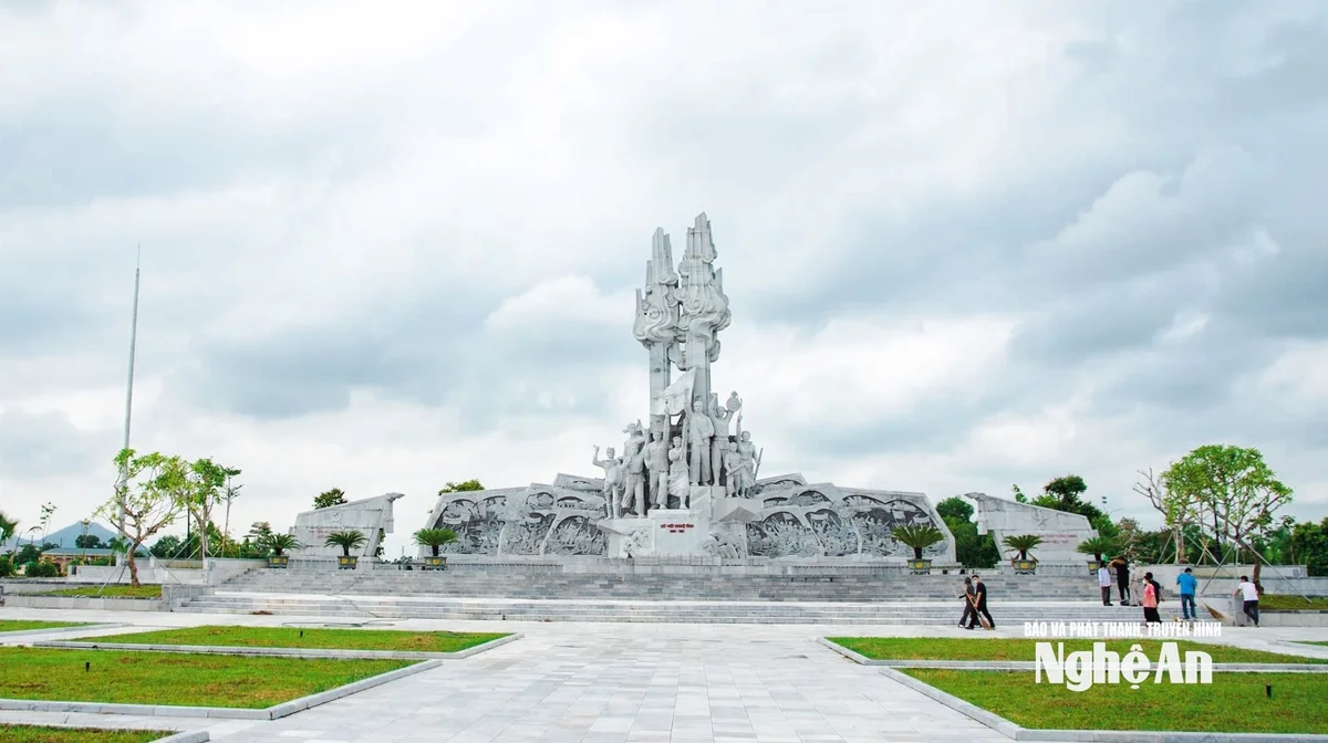 bna_tuong-dai-cong-nong-o-quang-truong-xo-viet-nghe-tinh-thi-tran-hung-nguyen-.-anh-minh-quan.jpg