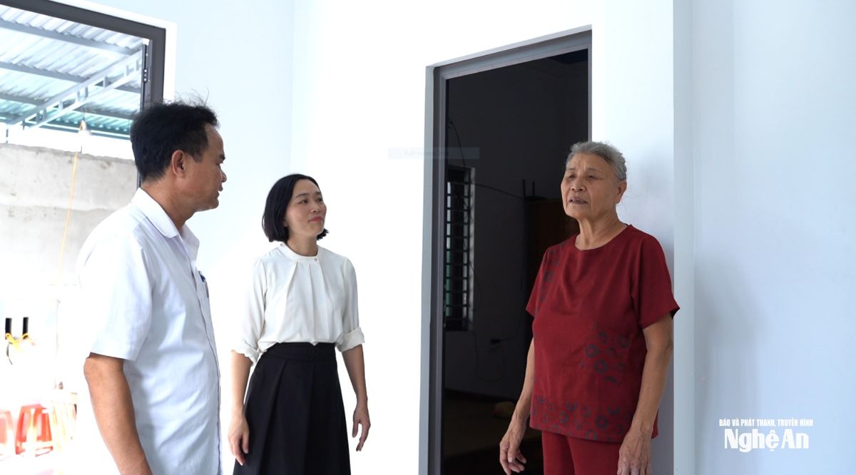 ba-loan-xa-van-an-trong-ngoi-nha-moi-tu-ct-tet-nguoi-ngheo.png