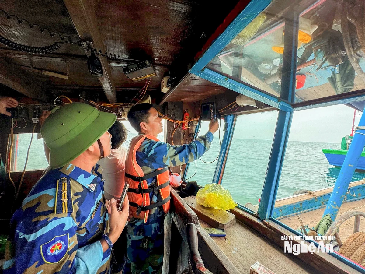 bna_kiem-tra-thiet-bi-vms-tren-1-tau-ca-quynh-luu-danh-xa-bo-di-ngang-tren-vung-bien-ven-bo.jpeg