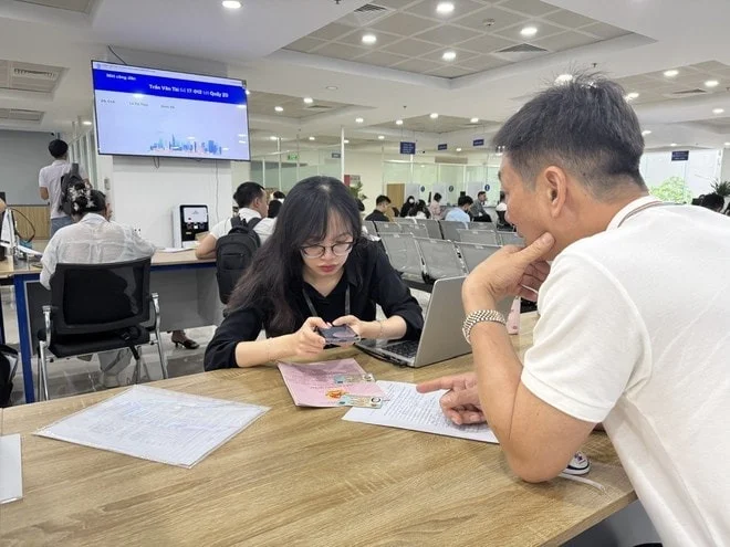 a31d9a2c61a9831b47917703f2a6-_vna-potal-ap-dung-ihanoi-khong-con-canh-nguoi-dan-xep-hang-lam-thu-tuc-dang-ky-dat-dai-8033650.jpg