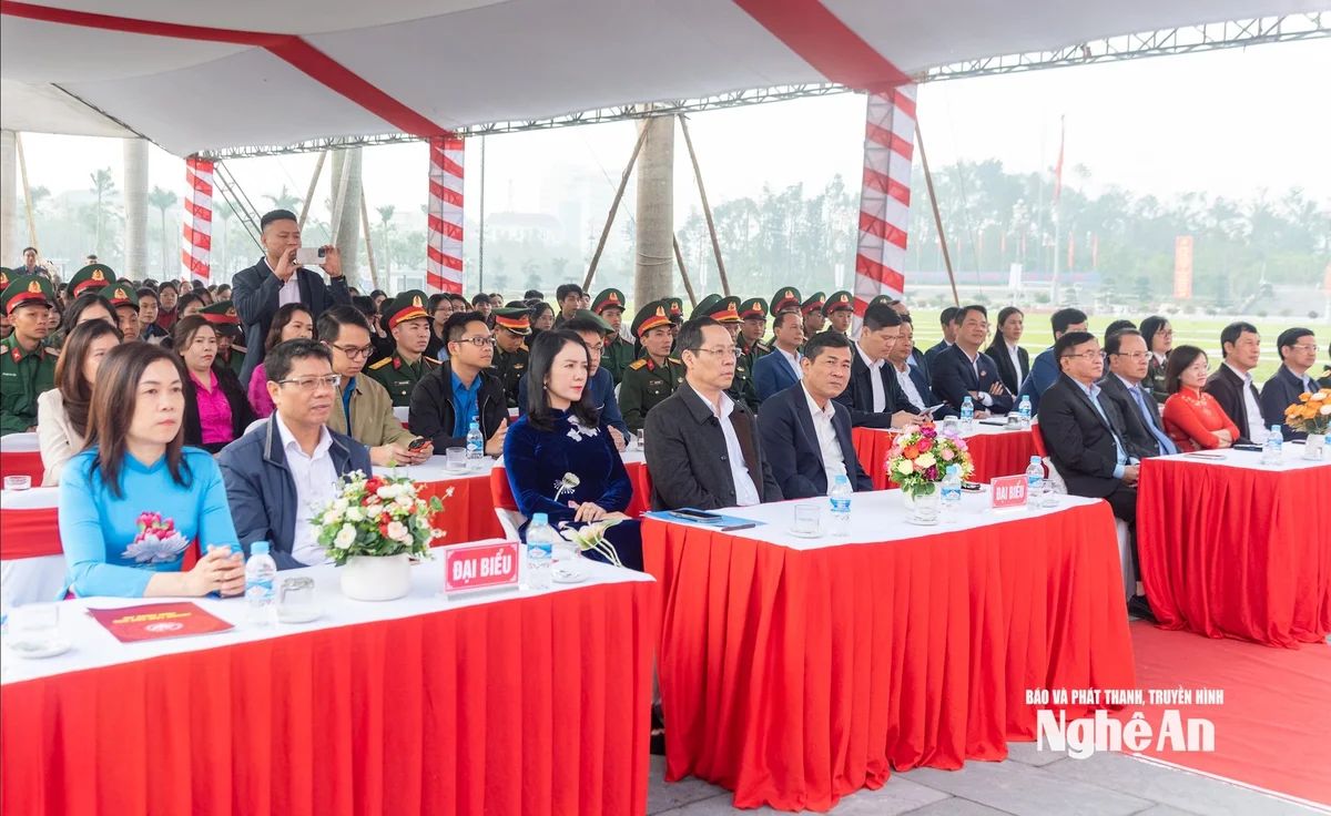 bna_khai-mac-trien-lam-anh-80-nam-quoc-hoi-viet-nam_1.jpg