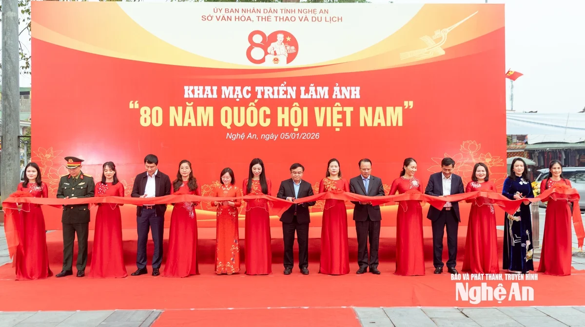 bna_khai-mac-trien-lam-anh-80-nam-quoc-hoi-viet-nam_2.jpg