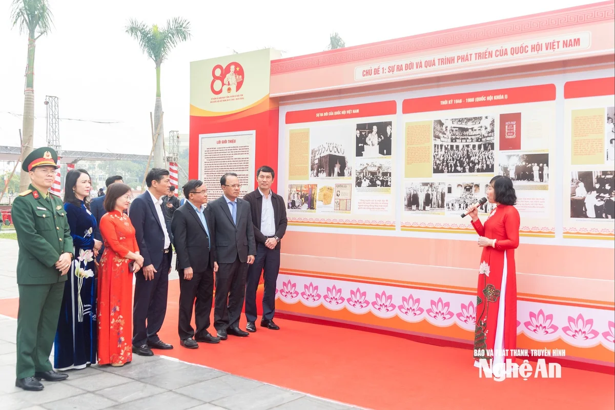bna_khai-mac-trien-lam-anh-80-nam-quoc-hoi-viet-nam_3.jpg