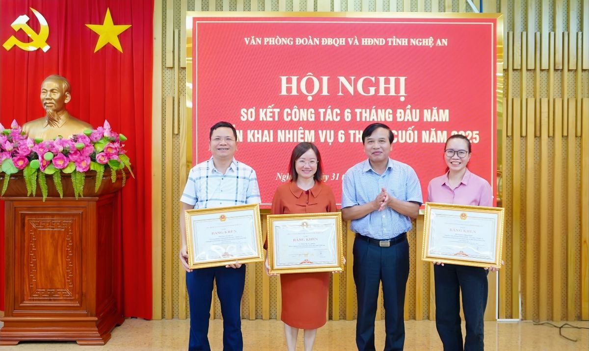 dong-chi-nguyen-nhu-khoi-uy-vien-bch-dang-bo-tinh-pho-chu-tich-hdnd-tinh-trao-bang-khen-cua-chu-tich-ubnd-tinh-cho-cac-ca-nhan-co-thanh-tich-xuat-sac-trong-cong-tac-tu-nam-2023-2024.jpg