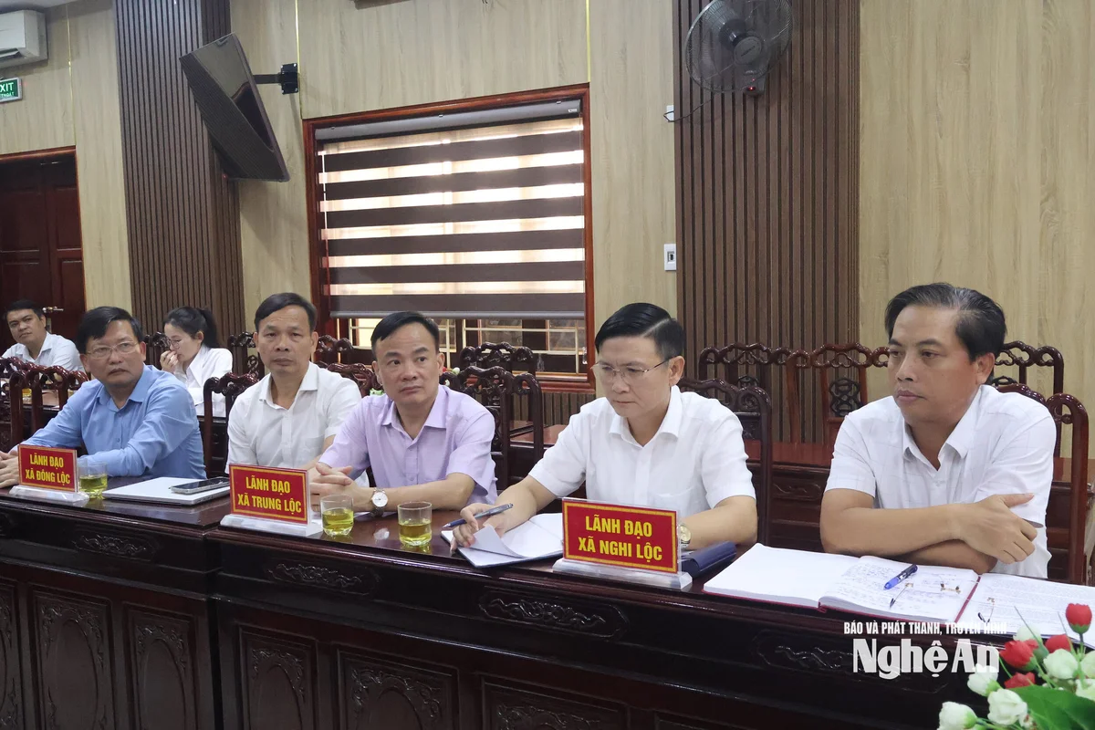 bi-thu-chu-tich-cac-xa-nghi-loc-dong-loc-trung-loc-than-linh-tham-du-hoi-nghi.jpg