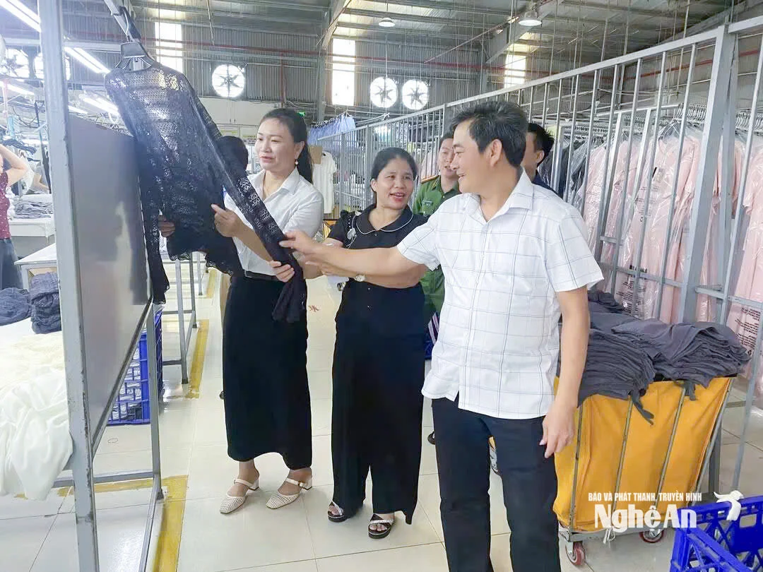 bna_can-bo-xa-nghia-hung-khao-sat-tinh-hinh-san-xuat-cua-doanh-nghiep-tren-dia-ban.-anh-mai-hoa.jpg