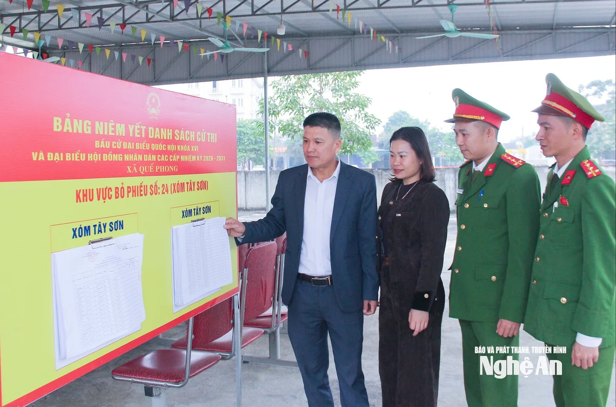 bna_-can-bo-xa-que-phong-kiem-tra-viec-niem-yet-danh-sach-cu-tri-tai-khu-dan-cu.-anh-mai-hoa.jpg