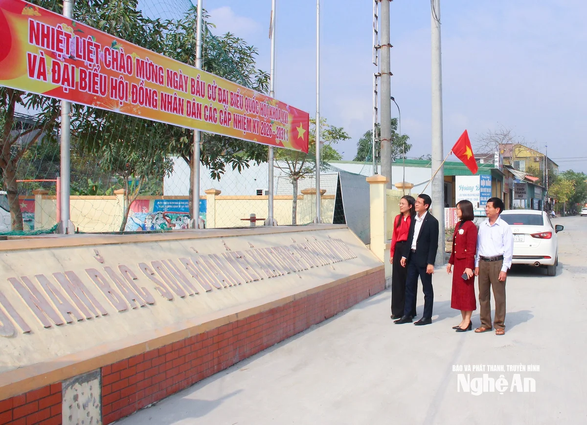 bna_-can-bo-tinh-va-xa-van-an-kiem-tra-viec-khau-hieu-tuyen-truyen-bau-cu.-anh-mai-hoa-c9b755e7040b2edc1528cb5fe5d5b6fc.jpg