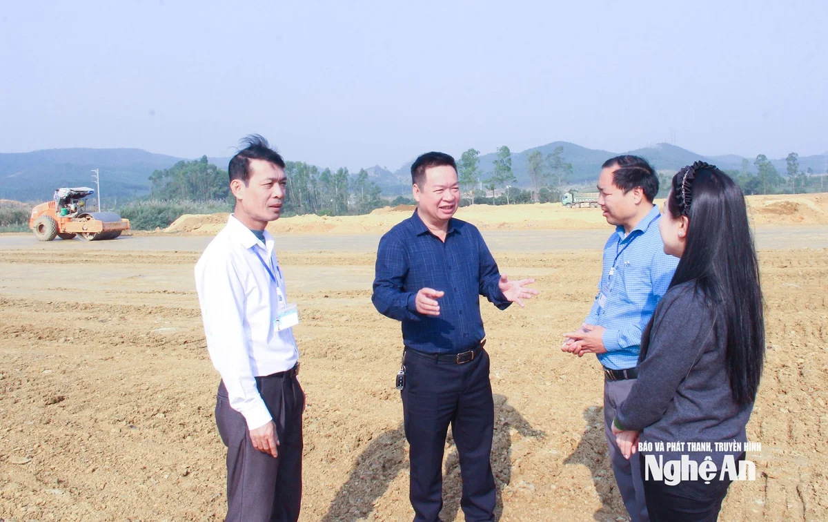 bna_-can-bo-phuong-hoang-mai-kiem-tra-don-doc-giai-phong-mat-bang-khu-cong-nghiep-hoang-mai-ii.-anh-mai-hoa.jpg