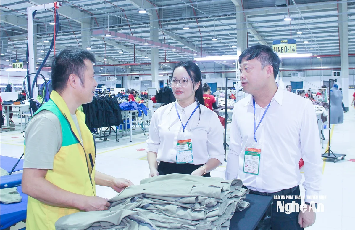 bna_-can-bo-xa-thuan-trung-tim-hieu-dieu-kien-lam-viec-va-thu-nhap-cua-nguoi-lap-dong-tai-co-so-may-mac-tren-dia-ban.-anh-mai-hoa(1).jpg
