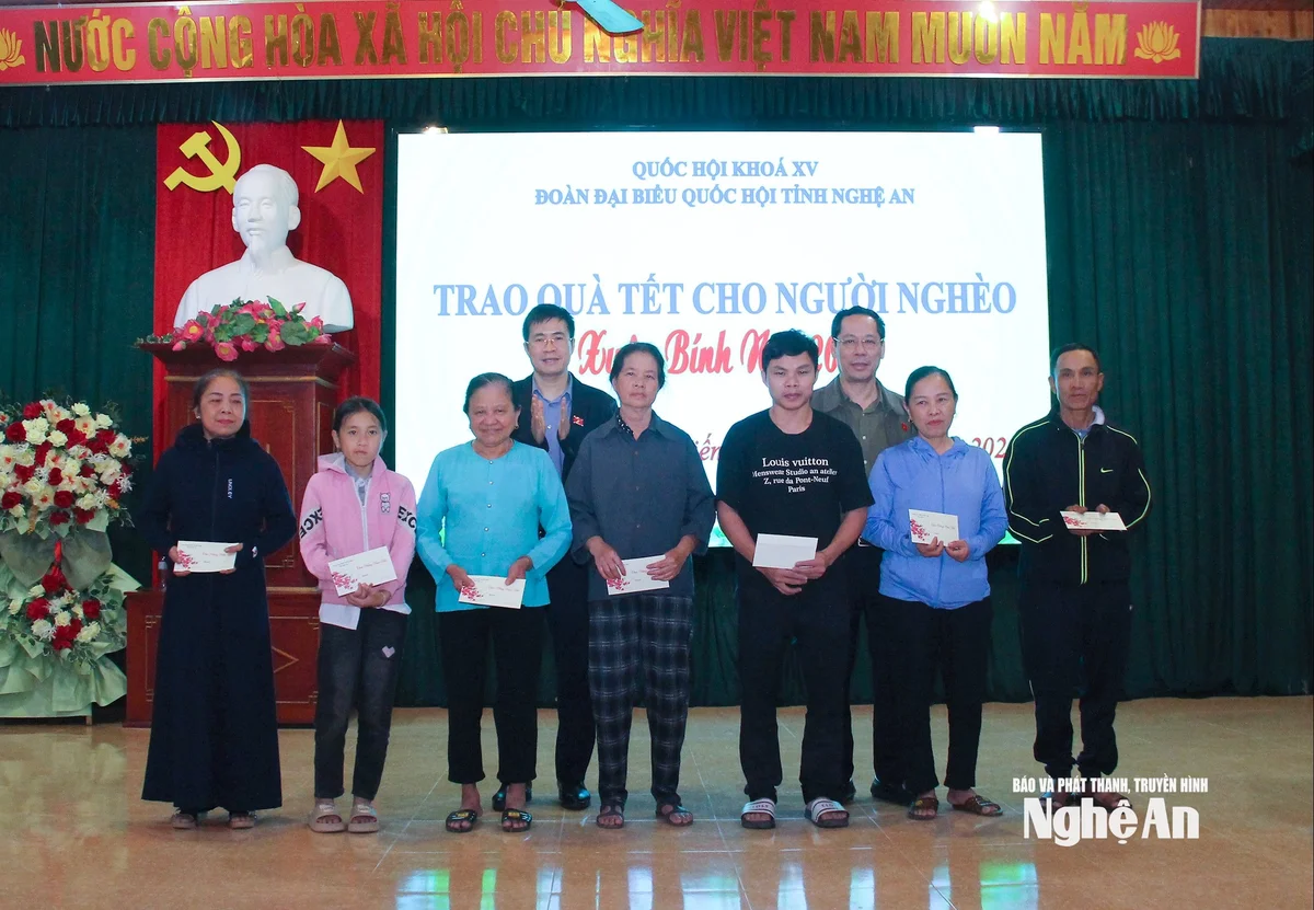 bna_-cac-dai-bieu-quoc-hoi-tang-qua-tet-cho-nguoi-dan-xa-van-hien.-anh-mai-hoa.jpg