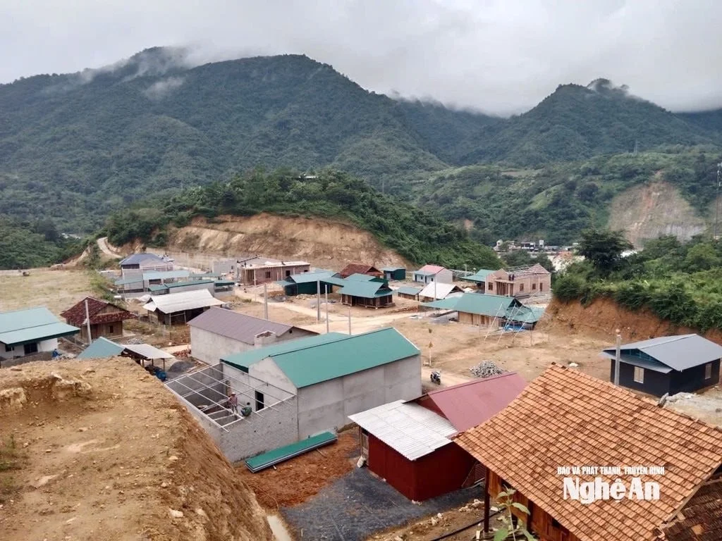 khu-tai-dinh-cu-o-ban-hoa-son-xa-muong-xen-co-quy-mo-xay-dung-noi-o-cho-56-ho-dan.-nguoi-dan-da-dung-nha-moi-anh-van-truong.jpeg