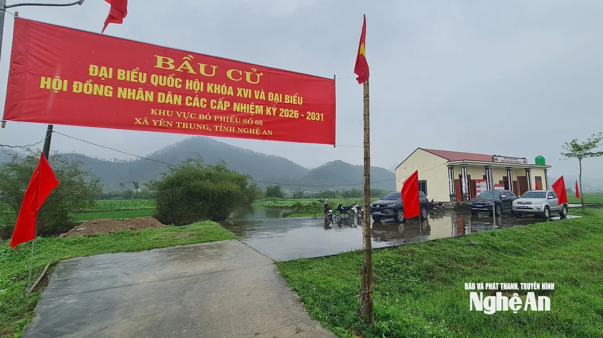 bna_pho-chu-tich-ubnd-tinh-hoang-phu-hien-de-nghi-xa-yen-trung-co-phuong-an-dung-them-rap-tai-khu-vuc-bau-cu-so-5-de-du-phong-troi-mua.-anh-nguyen-toan.jpg