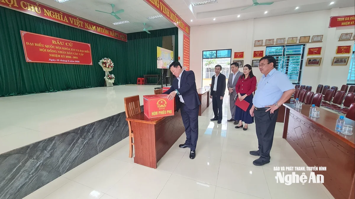bna_pho-chu-tich-ubnd-tinh-hoang-phu-hien-kiem-tra-hom-phieu-tai-khu-vuc-bo-phieu-so-15-xa-hung-nguyen.-anh-nguyen-toan.jpg