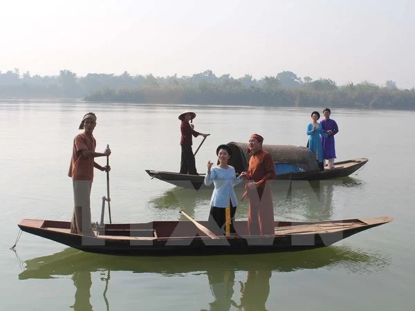 mot-buoi-bieu-dien-hat-dan-ca-vi-giam-tren-song-cua-cac-nghe-sy-trung-tam-nghe-thuat-truyen-thong-tinh-va-thanh-vien-cau-lac-bo-dan-ca--vi-giam-xa-boi-son-huyen-do-luong-nghe-an-anh-suu-tam.jpg