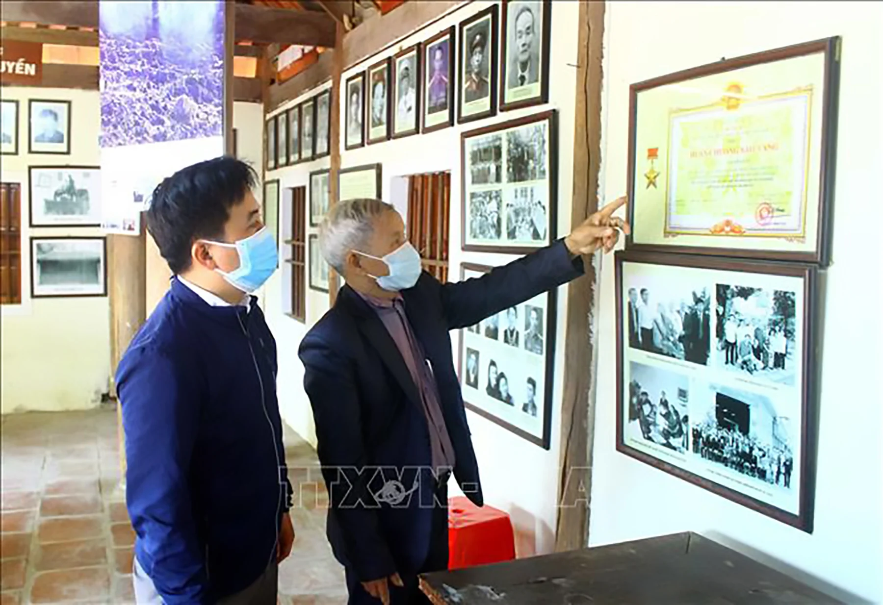 huan-chuong-sao-vang-cao-quy-do-dang-va-nha-nuoc-trao-tang-dong-chi-nguyen-con-ttxvn.jpg