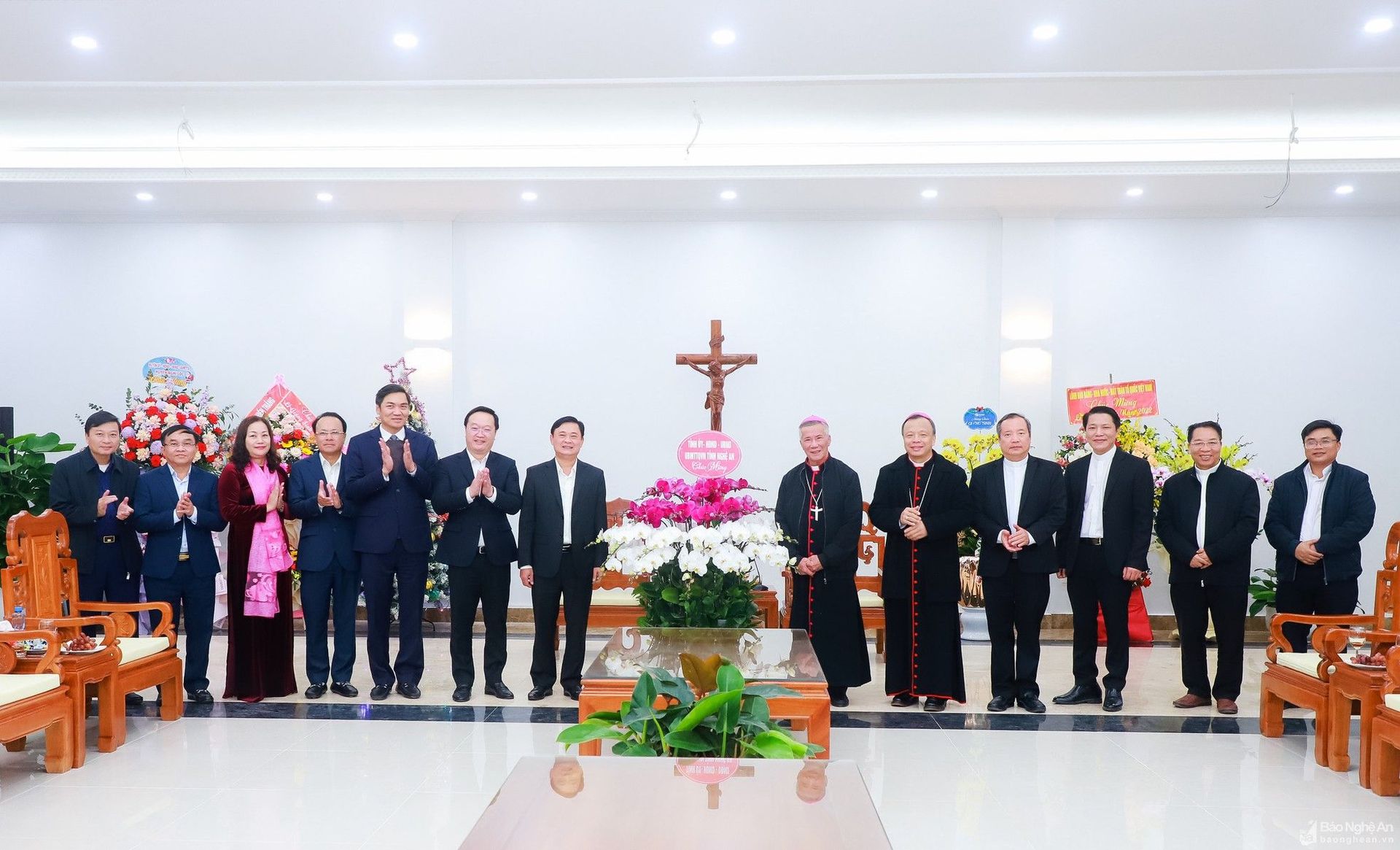 bna-cac-dong-chi-lanh-dao-tinh-tang-hoa-chuc-mung-giang-sinh-2022-toa-giam-muc-giao-phan-vinh-6141.jpg