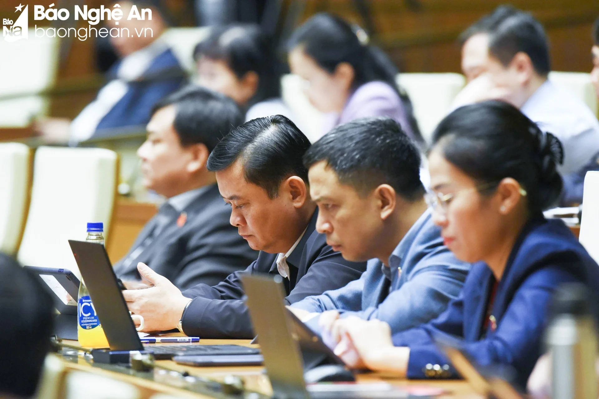 bna-cac-dai-bieu-quoc-hoi-doan-nghe-an-tai-phien-lam-viec-ngay-20-11-anh-nam-an-8676.jpg.webp