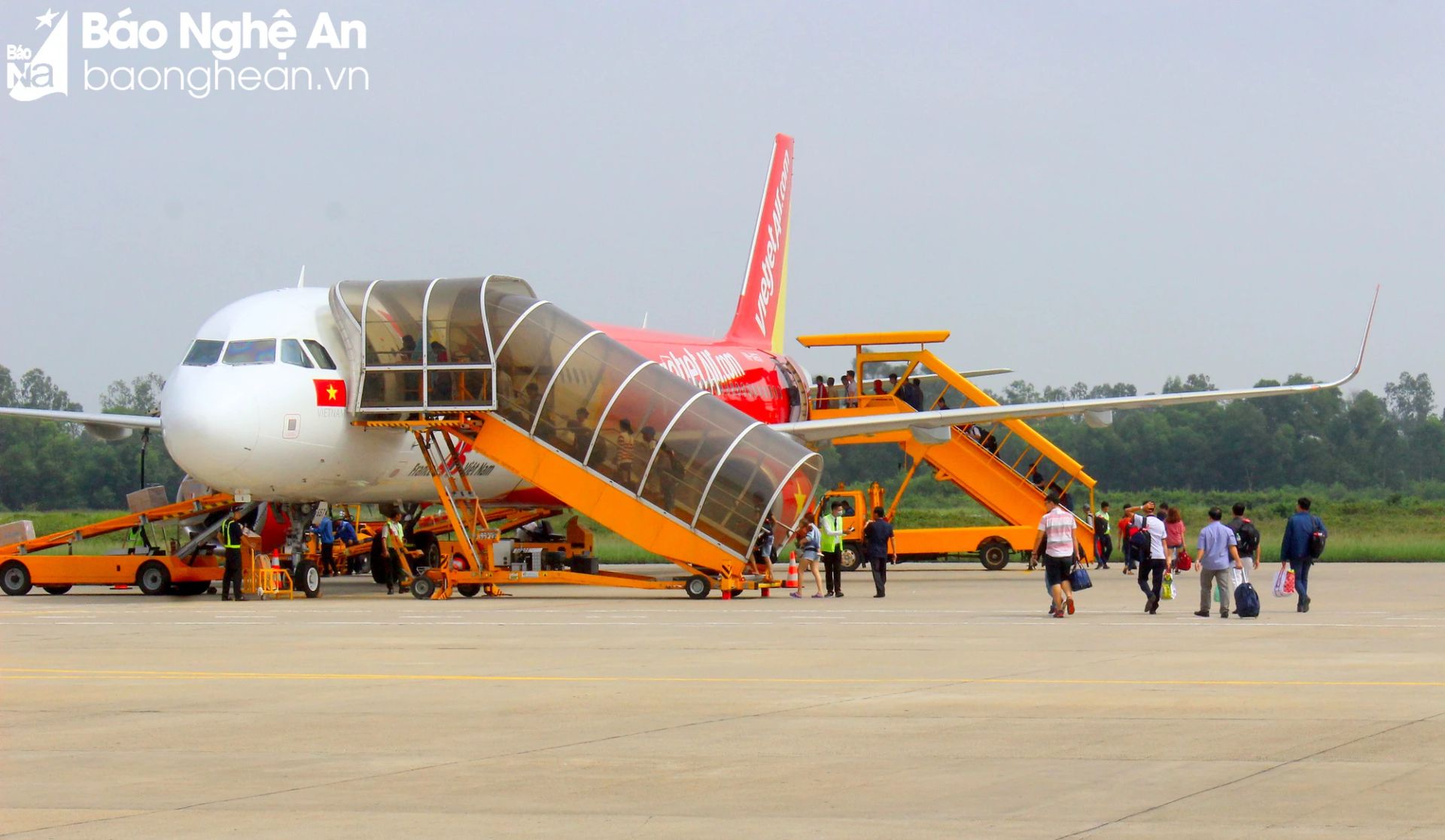 bna-trung-binh-co-khoang-50-60-chuyen-bay-cat-ha-canh-tai-san-bay-vinh-trong-dip-nghi-le-anh-qa-8035.jpg.webp