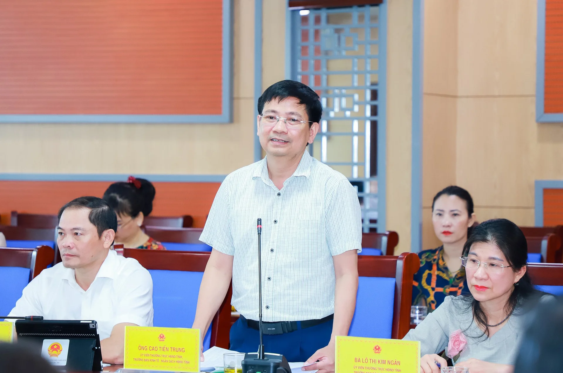 thuong-truc-hdnd-tinh-nghe-an-tham-tra-cac-bao-cao-du-thao-nghi-quyet-do-ubnd-tinh-trinh-ky-hop-thu-14--n2.jpg