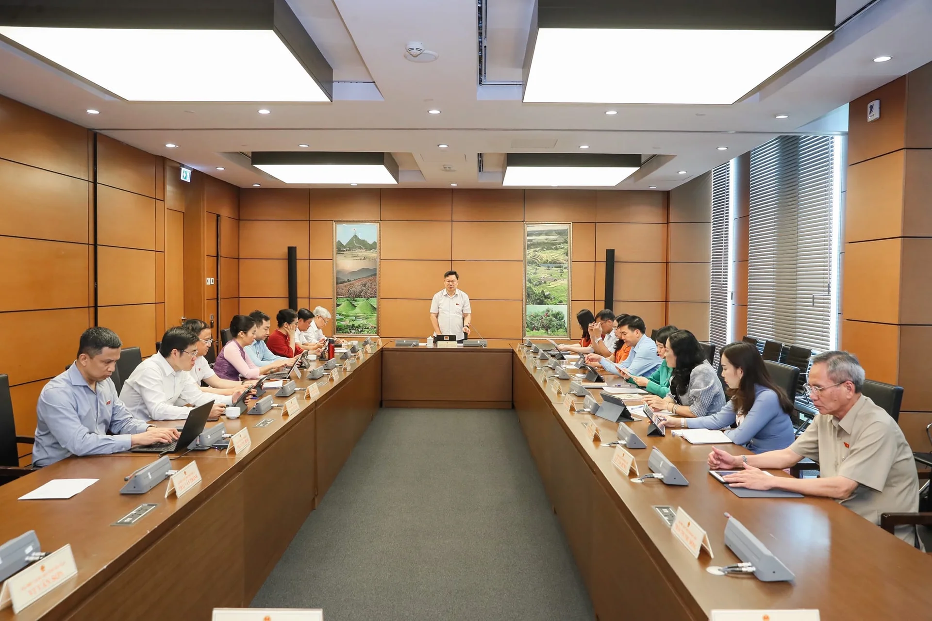 doan-dai-bieu-quoc-hoi-nghe-an-thao-luan-tai-to-ve-du-an-luat-nha-o-sua-doi--n1.jpg