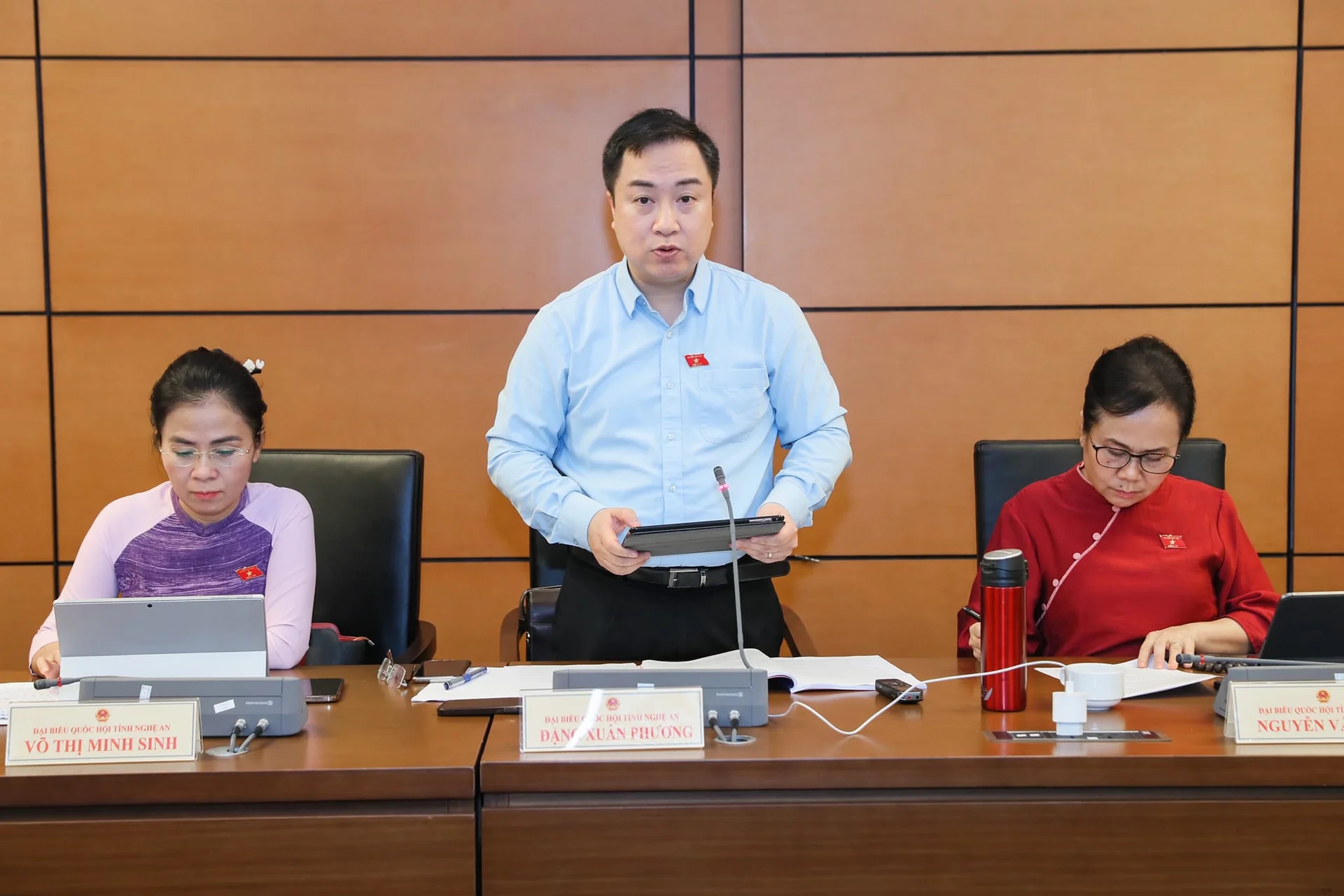 doan-dai-bieu-quoc-hoi-nghe-an-thao-luan-tai-to-ve-du-an-luat-nha-o-sua-doi--n7.jpg