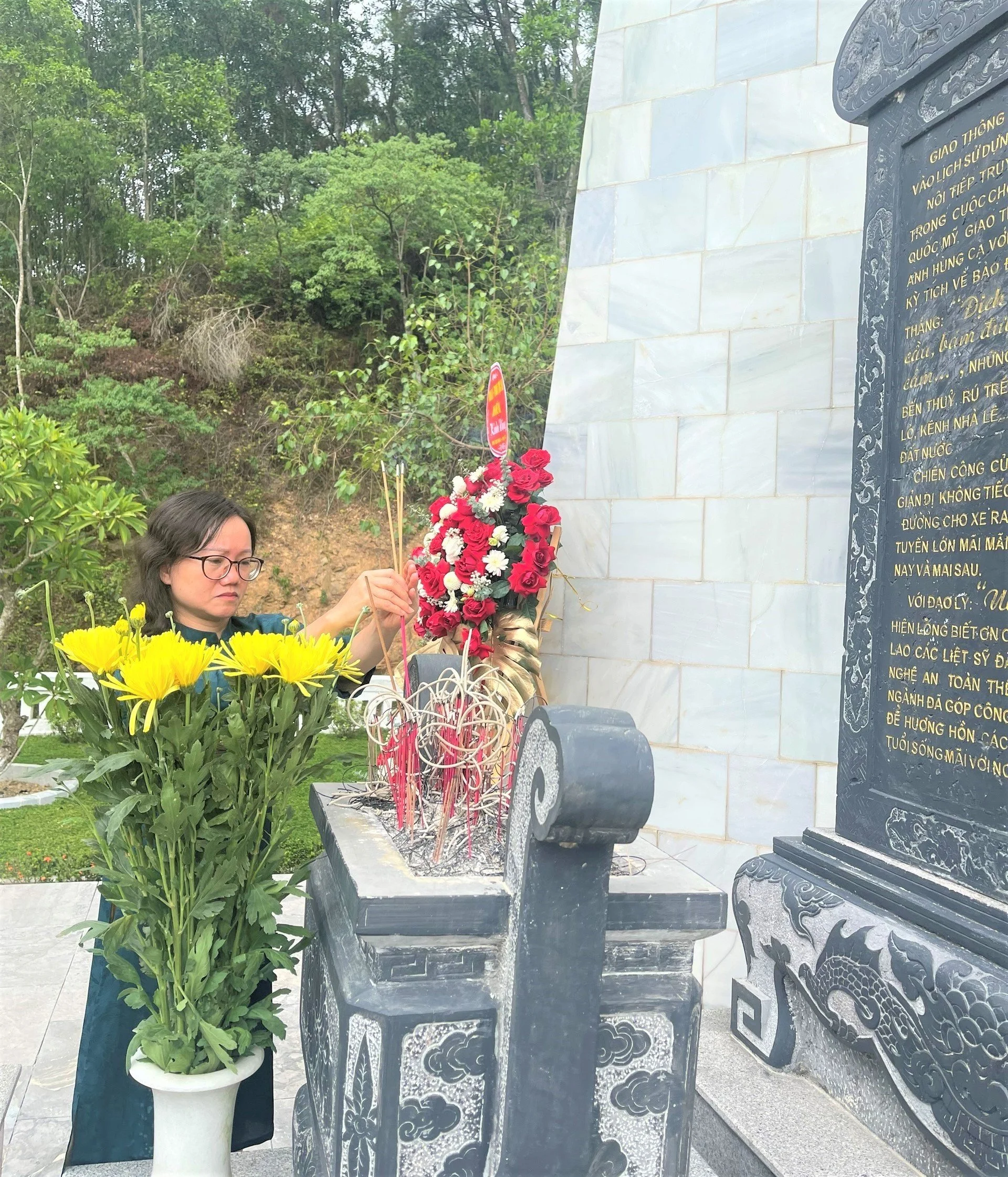 doan-dai-bieu-quoc-hoi-tinh-va-thuong-truc-hoi-dong-nhan-dan-tinh-dang-huong-dang-hoa-tai-nghia-trang-liet-si-nganh-giao-thong-van-tai-nghe-an--n1.jpg