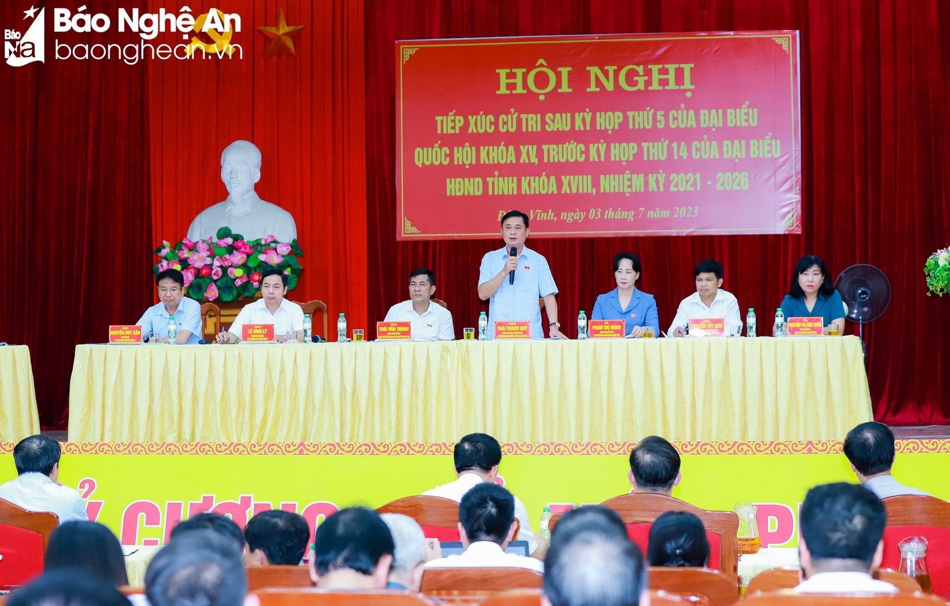 bna-bi-thu-tinh-uy-chu-tich-hdnd-tinh-truong-doan-dbqh-tinh-thai-thanh-quy-phat-bieu-tai-hoi-nghi-tiep-xuc-cu-tri-o-phuong-dong-vinh-tp-vinh-1963.jpg