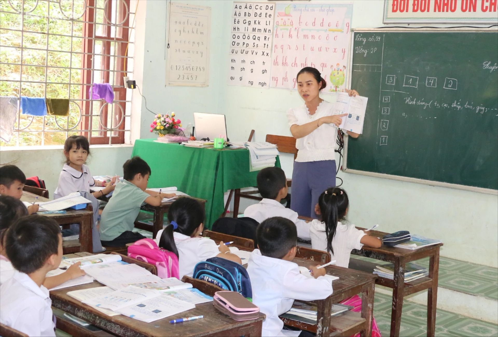 nhieu-giao-vien-o-truong-tieu-hoc-nga-my-tu-nguyen-tang-tiet-de-dam-bao-day-hoc-2-buoingay-665.jpg.webp