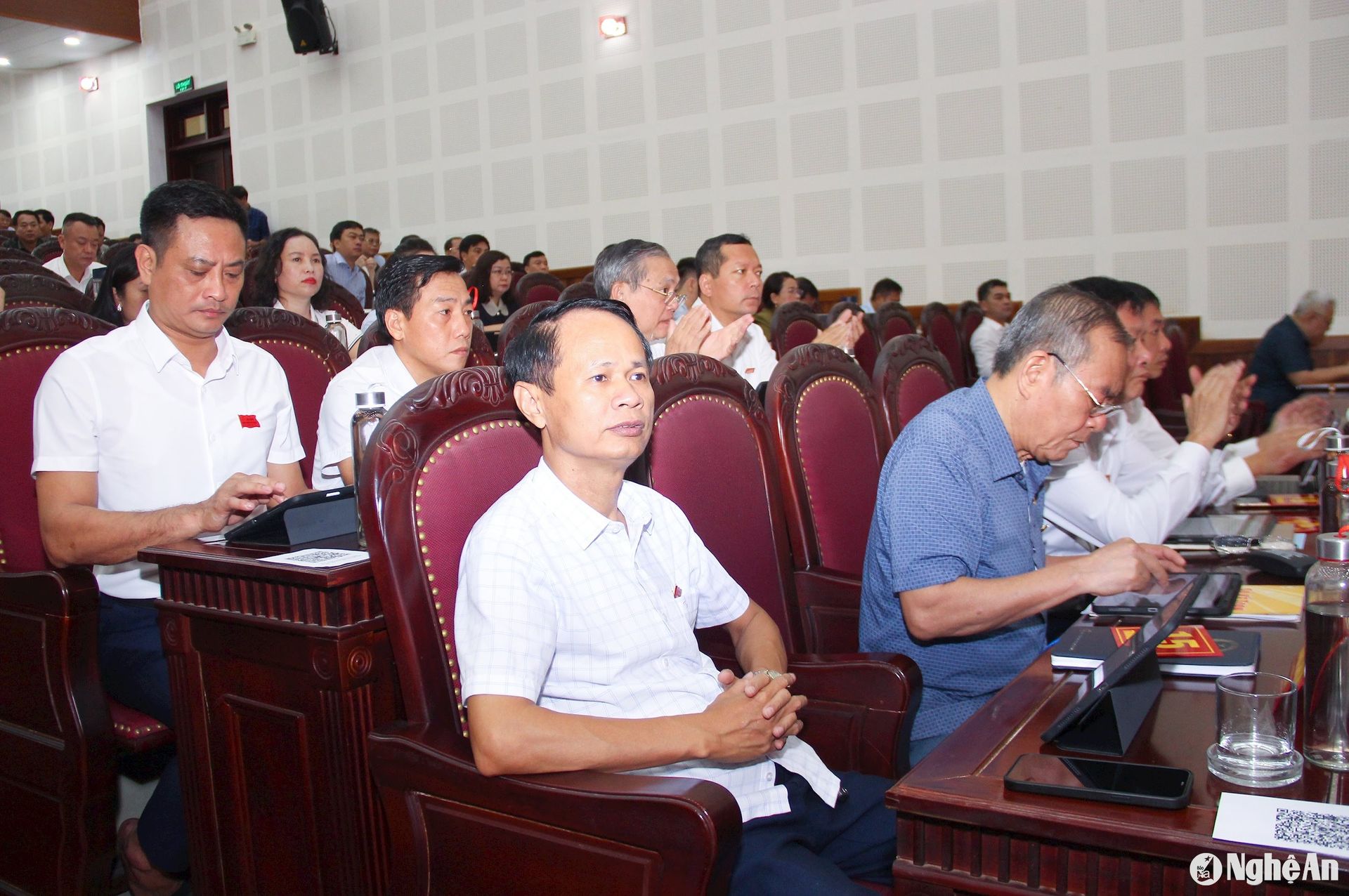bna_-cac-dai-bieu-hdnd-thanh-pho-tham-du-ky-hop.-anh-mai-hoa.jpg