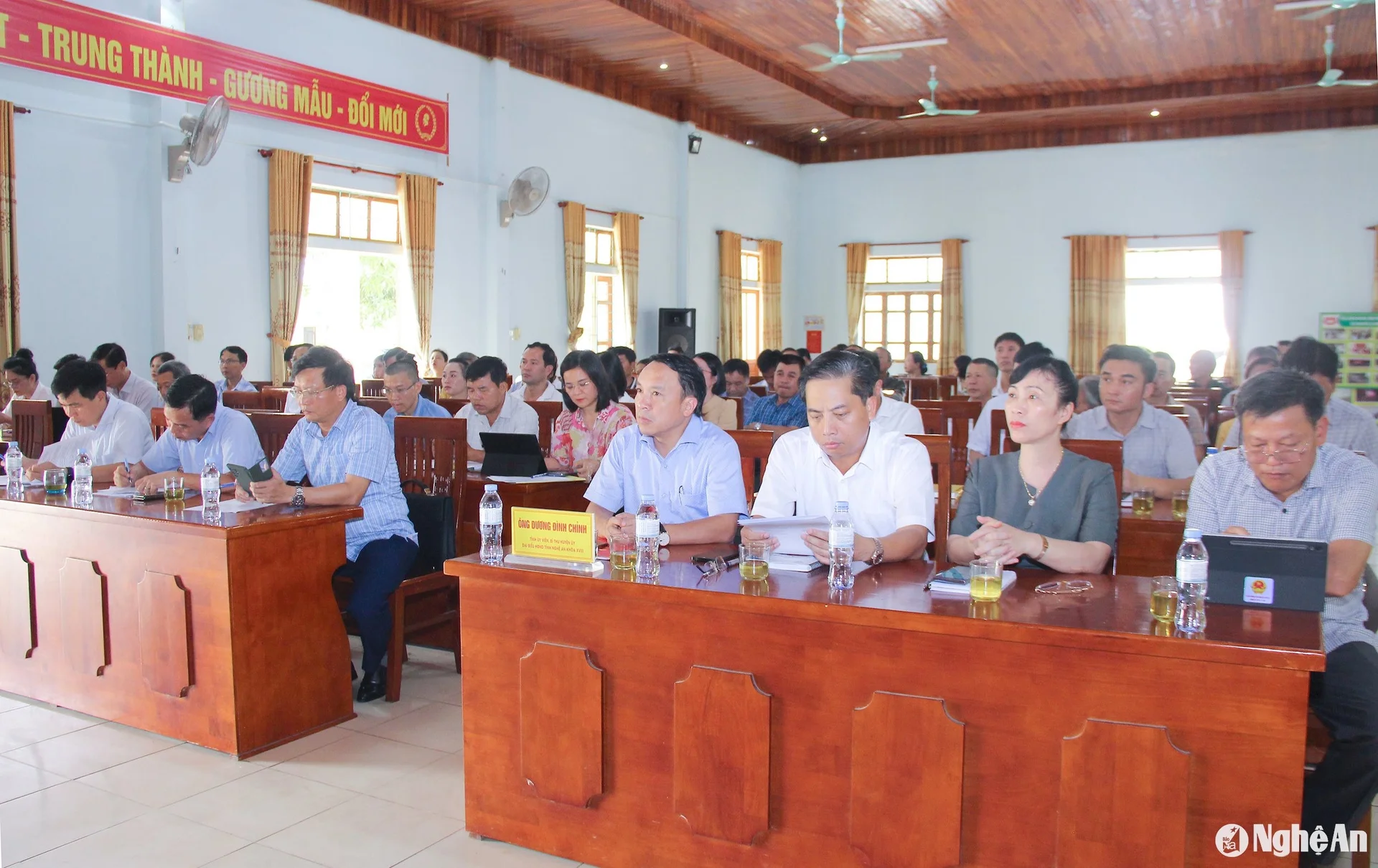 bna_-lanh-dao-huyen-nghi-loc-tham-gia-hoi-nghi.-anh-mai-hoa.jpg
