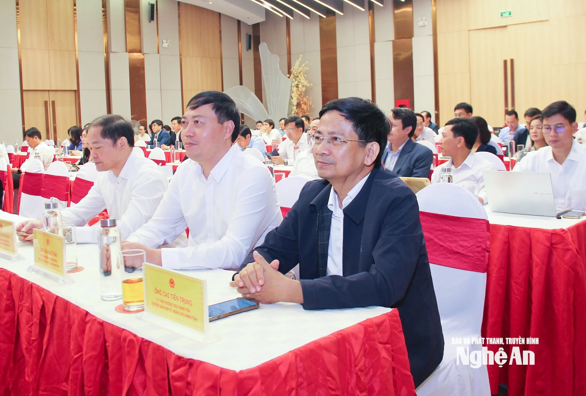 bna_-lanh-dao-cac-ban-hdnd-tinh-tham-du-hoi-nghi-tai-diem-cau-nghe-an.jpg