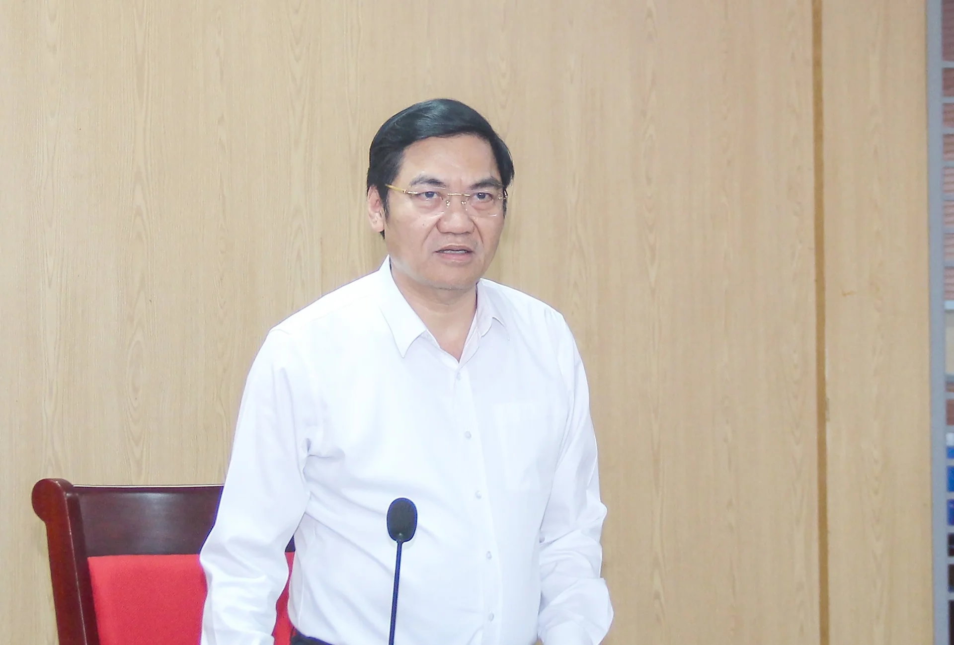 bna_-dong-chi-hoang-nghia-hieu-pho-bi-thu-thuong-truc-tinh-uy-chu-tich-hdnd-tinh-chu-tri-phien-hop(1)-fde8849f12cc2614919d875f8fd799bd.jpg