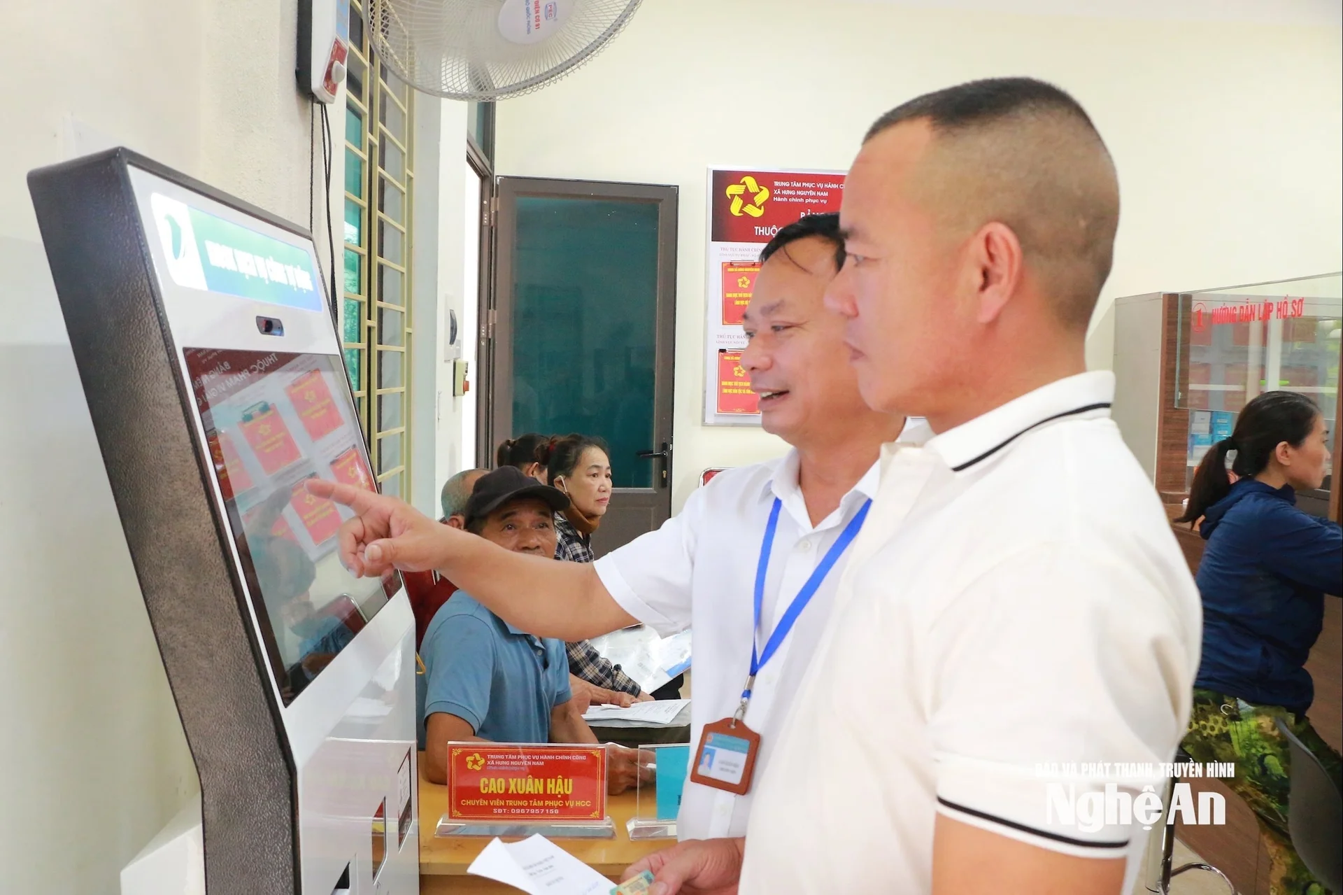 bna_can-bo-trung-tam-dich-vu-hanh-chinh-cong-xa-hung-nguyen-nam-huong-dan-nguoi-dan-su-dung-dich-vu-cong.-anh-khanh-ly.jpg